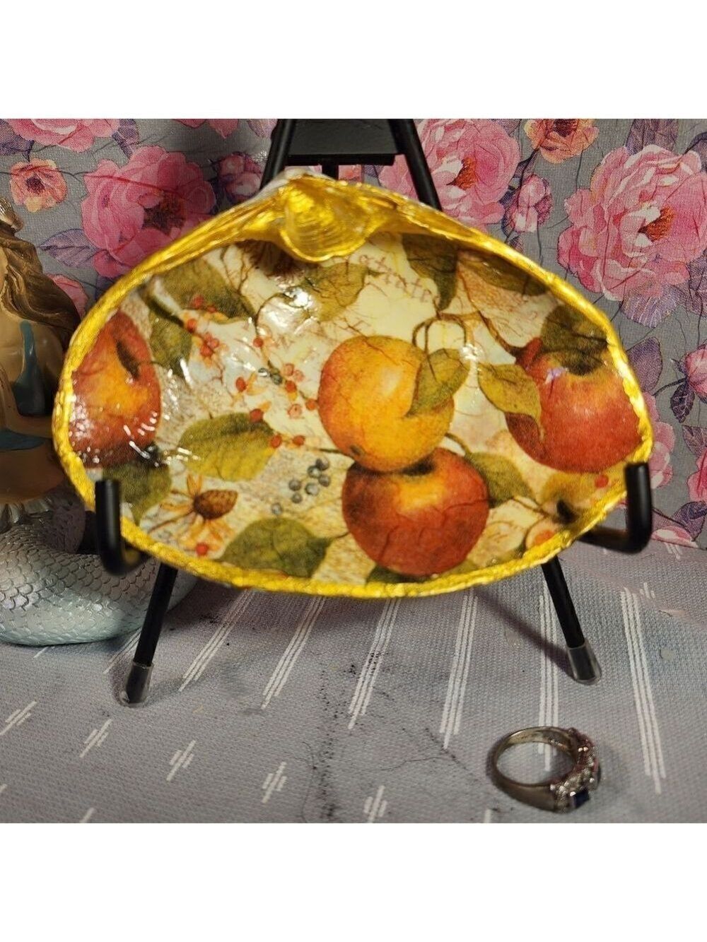 DECOUPAGE CLAM SHELL DECOUPAGE APPLES ON A CLAM SHELL TRINKET DISH